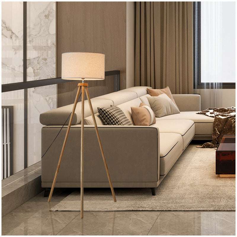 Moderne Stehlampe – Stilvolle Lampe mit Dreibeinfuß