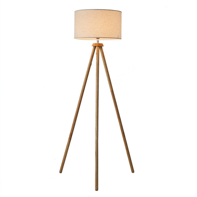 Moderne Stehlampe – Stilvolle Lampe mit Dreibeinfuß