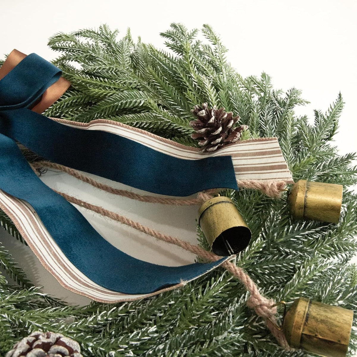 Kerstkrans mit dekorativem Schleife und Glocken – Festliche Türdekoration