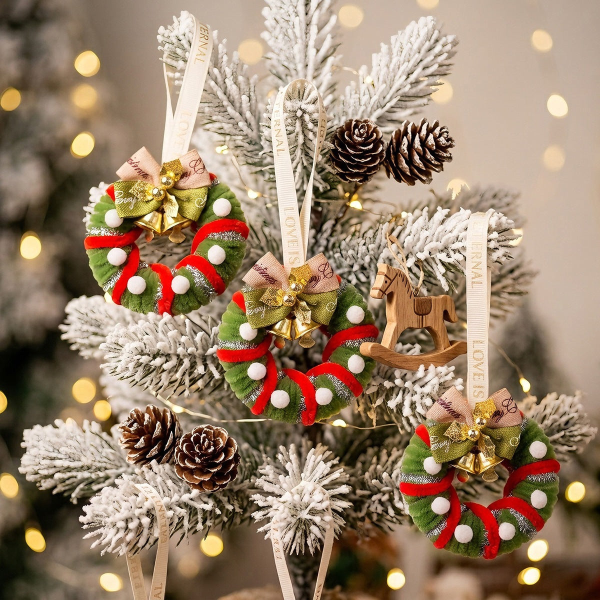 Dekorative Weihnachtskranz – Klassische Weihnachtsdekoration für Tür und Wand