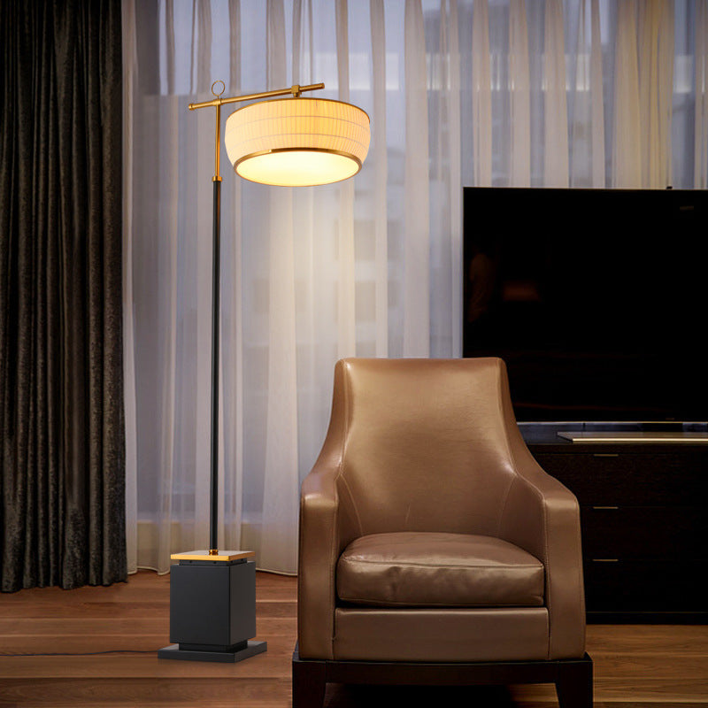 Elegante Stehlampe mit geometrischem Fuß – Höhenverstellbare Designlampe