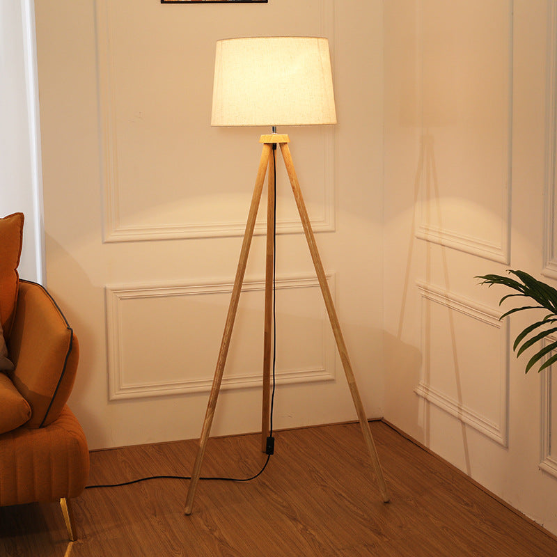 Moderne Stehlampe – Stilvolle Lampe mit Dreibeinfuß