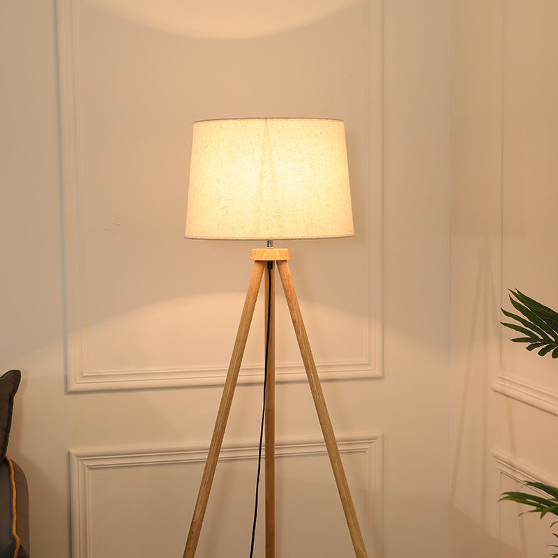 Moderne Stehlampe – Stilvolle Lampe mit Dreibeinfuß