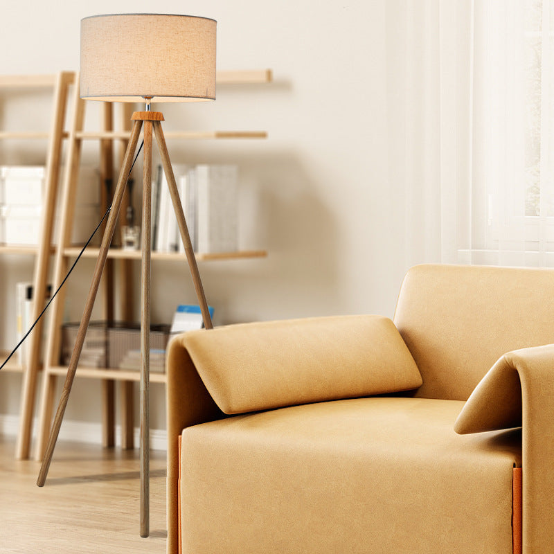 Moderne Stehlampe – Stilvolle Lampe mit Dreibeinfuß