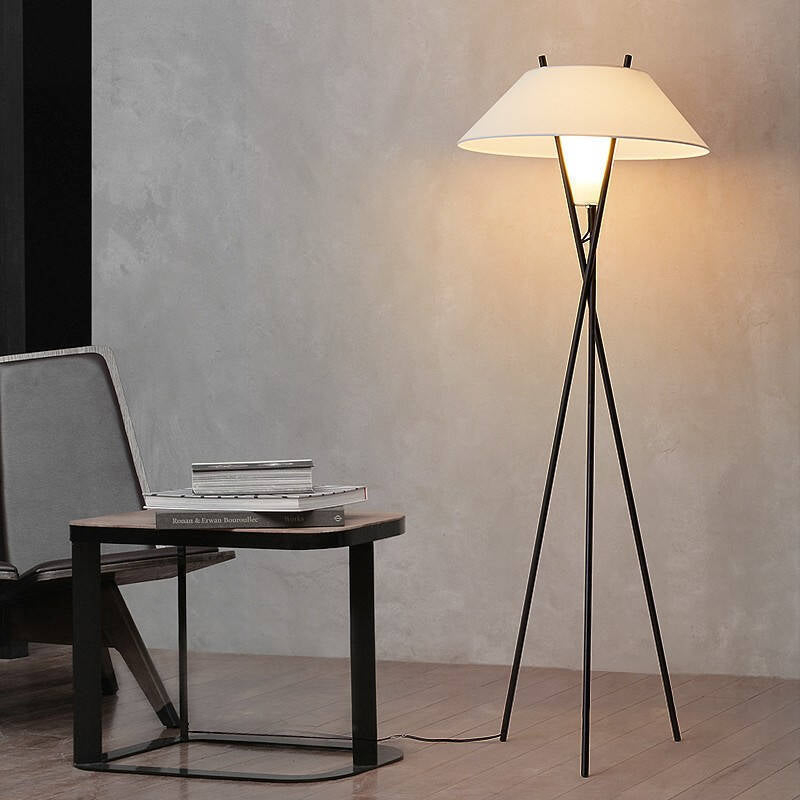 Minimalistische Dreibein Stehlampe – Moderne Designlampe für das Wohnzimmer