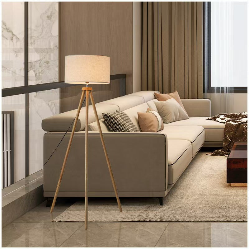 Moderne Stehlampe – Stilvolle Lampe mit Dreibeinfuß