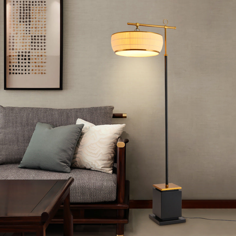 Elegante Stehlampe mit geometrischem Fuß – Höhenverstellbare Designlampe