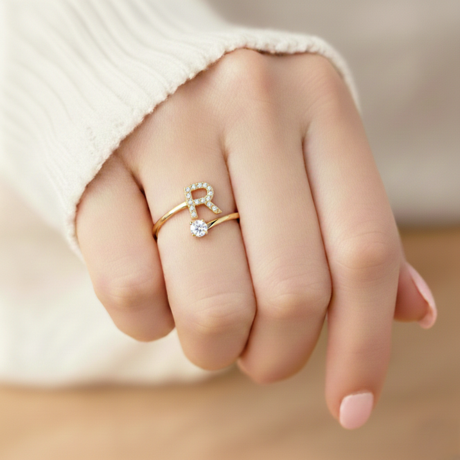 MonoCharm | Verstellbarer Initialring Classic mit Geschenkbox und Kartenbotschaft