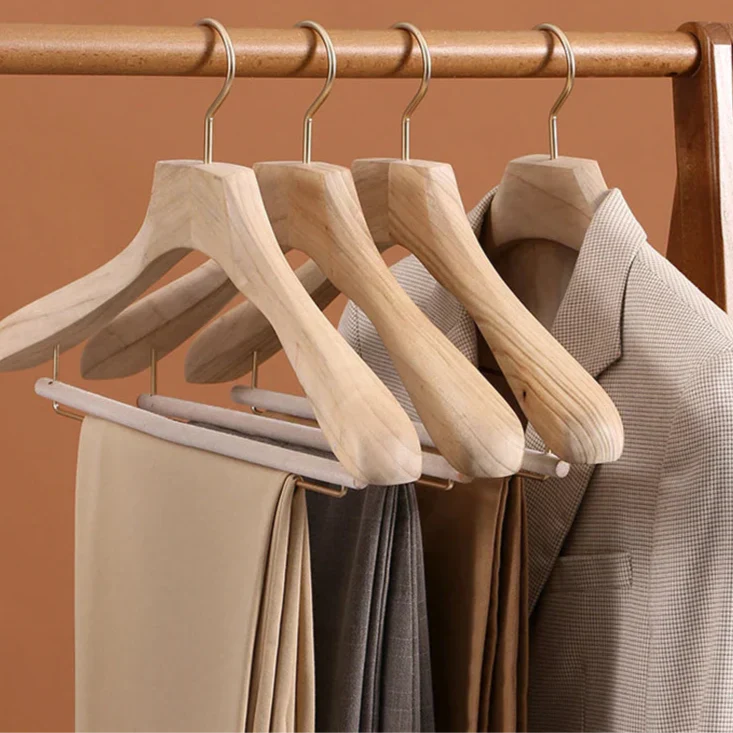 Set aus 2 Premium Kampherholz Kleiderbügel mit Breiten Schultern für die Kleidungsorganisation