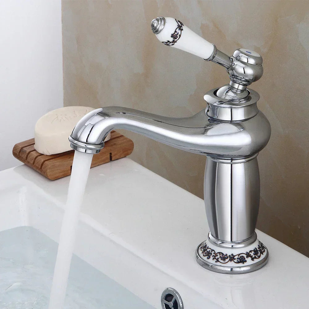 Vintage Luxe Badezimmerarmatur für elegante Interieurs