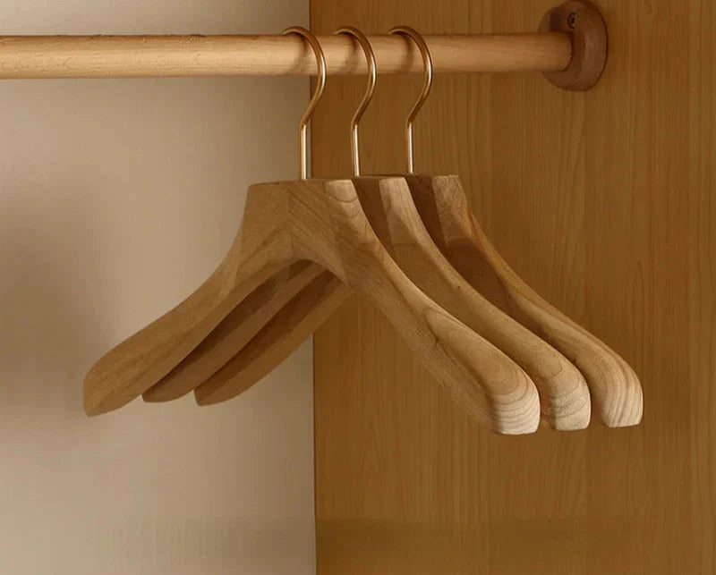 Set aus 2 Premium Kampherholz Kleiderbügel mit Breiten Schultern für die Kleidungsorganisation