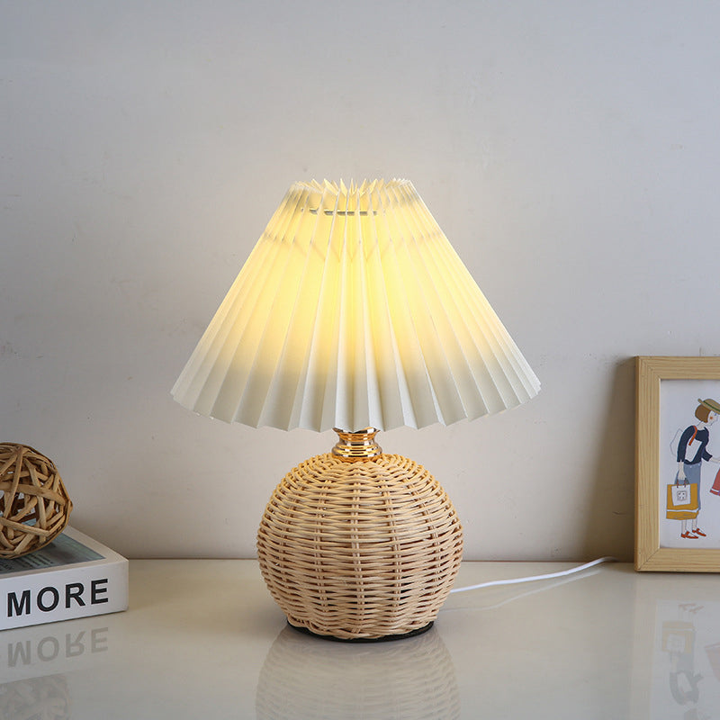 Nordic Rattan Faltstoff Kegelform LED Tischlampe 1-Lampe