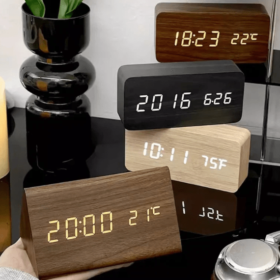 WOODSENSE – LED-Holzuhr mit Sprachsteuerung für stilvolle Zeitanzeige