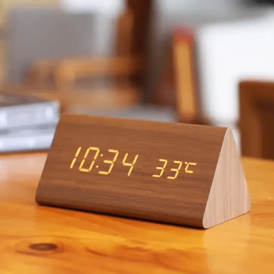 WOODSENSE – LED-Holzuhr mit Sprachsteuerung für stilvolle Zeitanzeige