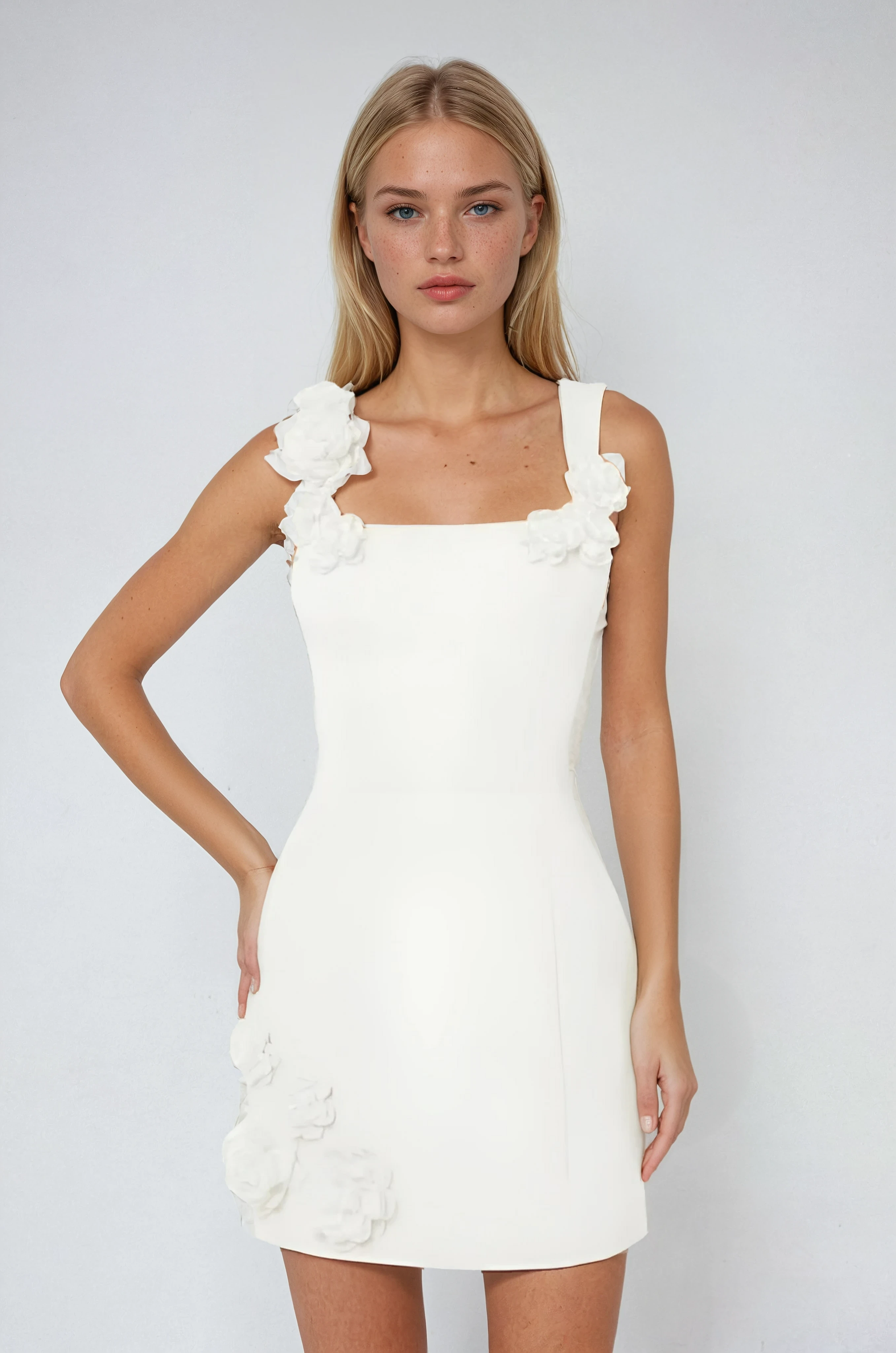 BlossomCharm Sommer-Minikleid | Elegante Blumenapplikation für einen lässigen Look