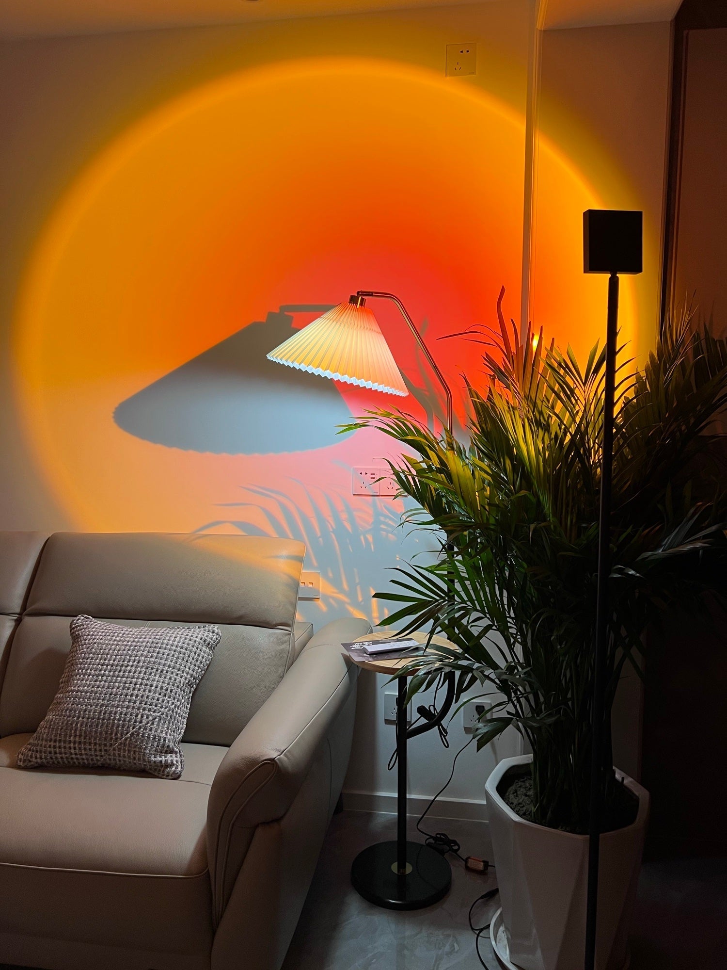 Frendorf | LED Farbprojektor Stehleuchte | Minimalistischer Halo Licht Effekt