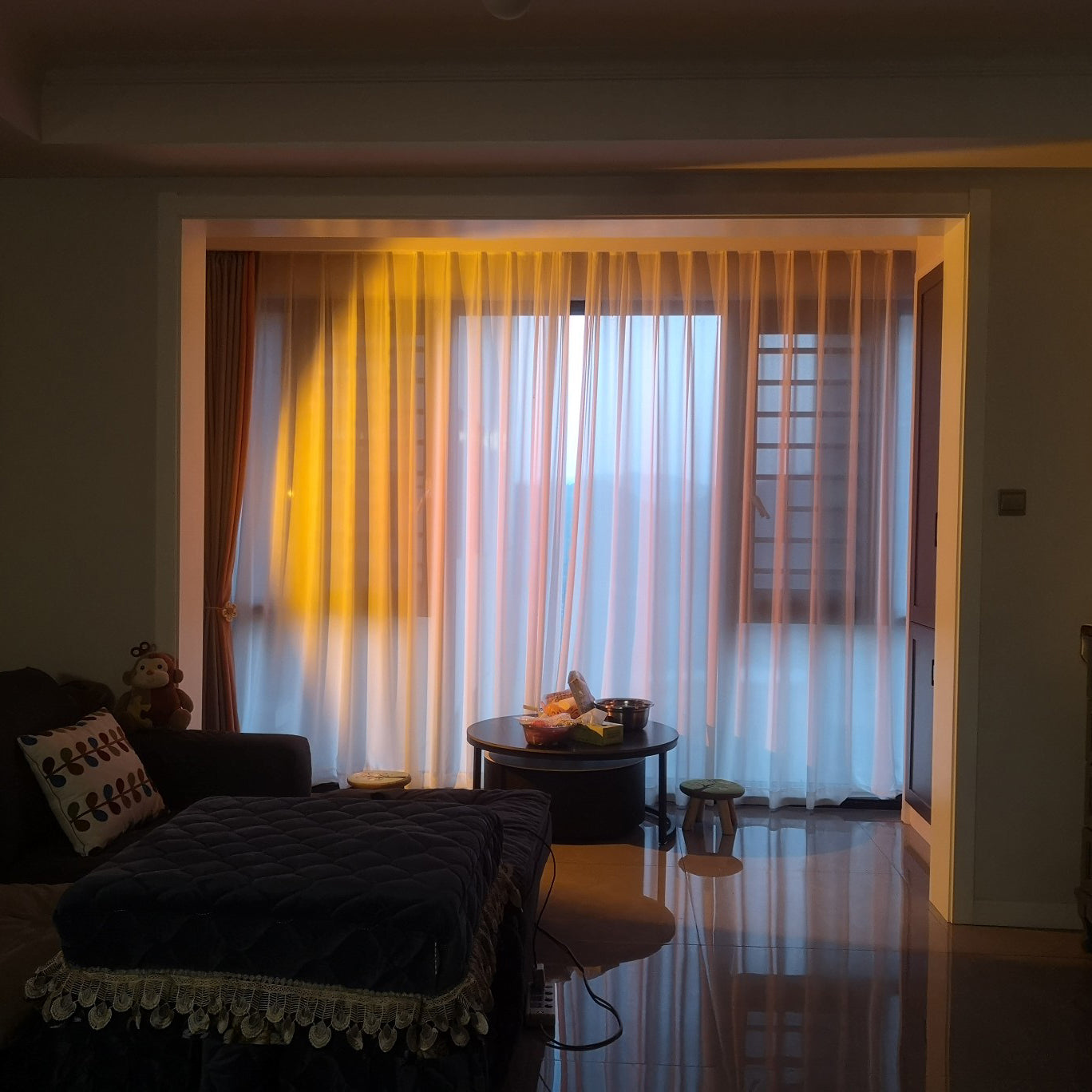 Frendorf | LED Farbprojektor Stehleuchte | Minimalistischer Halo Licht Effekt