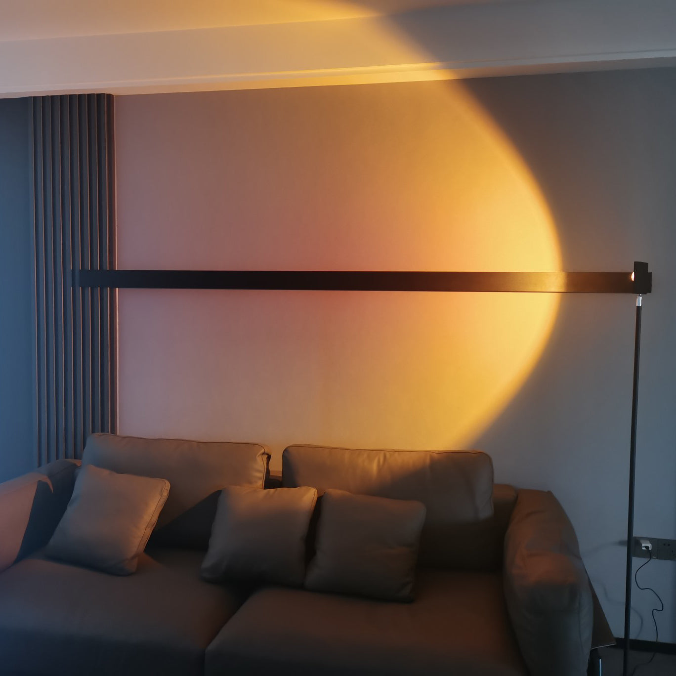 Frendorf | LED Farbprojektor Stehleuchte | Minimalistischer Halo Licht Effekt