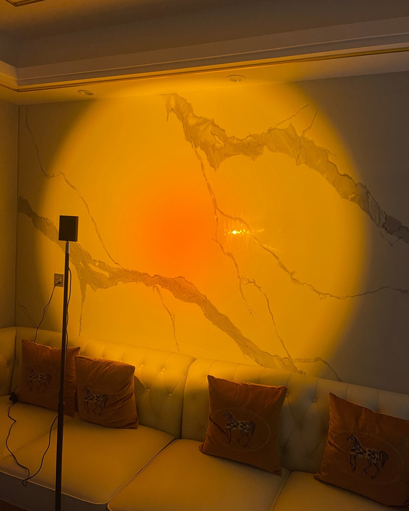 Frendorf | LED Farbprojektor Stehleuchte | Minimalistischer Halo Licht Effekt