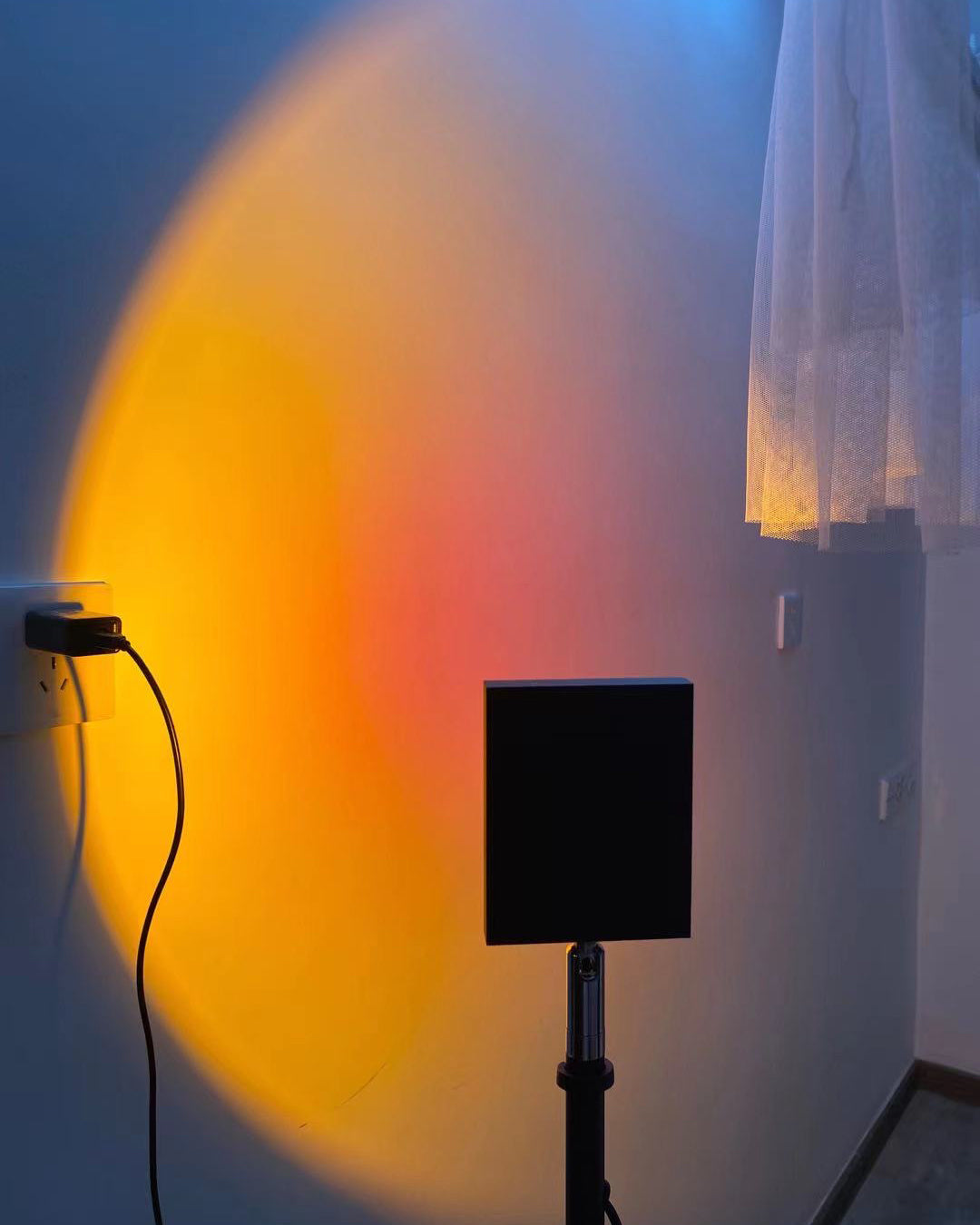 Frendorf | LED Farbprojektor Stehleuchte | Minimalistischer Halo Licht Effekt