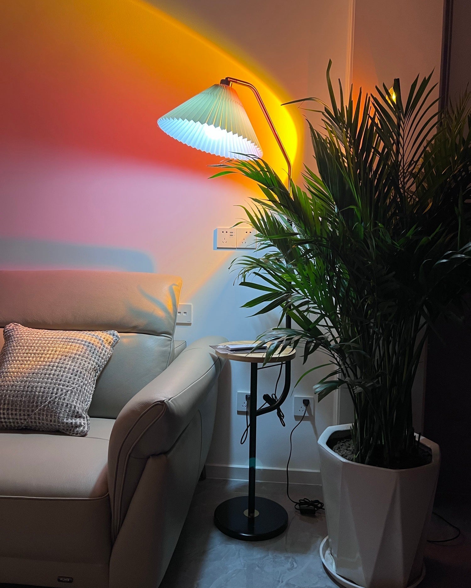 Frendorf | LED Farbprojektor Stehleuchte | Minimalistischer Halo Licht Effekt