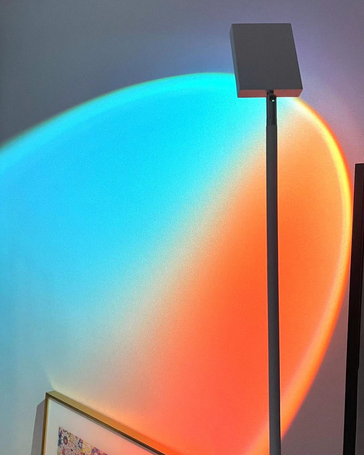 Frendorf | LED Farbprojektor Stehleuchte | Minimalistischer Halo Licht Effekt