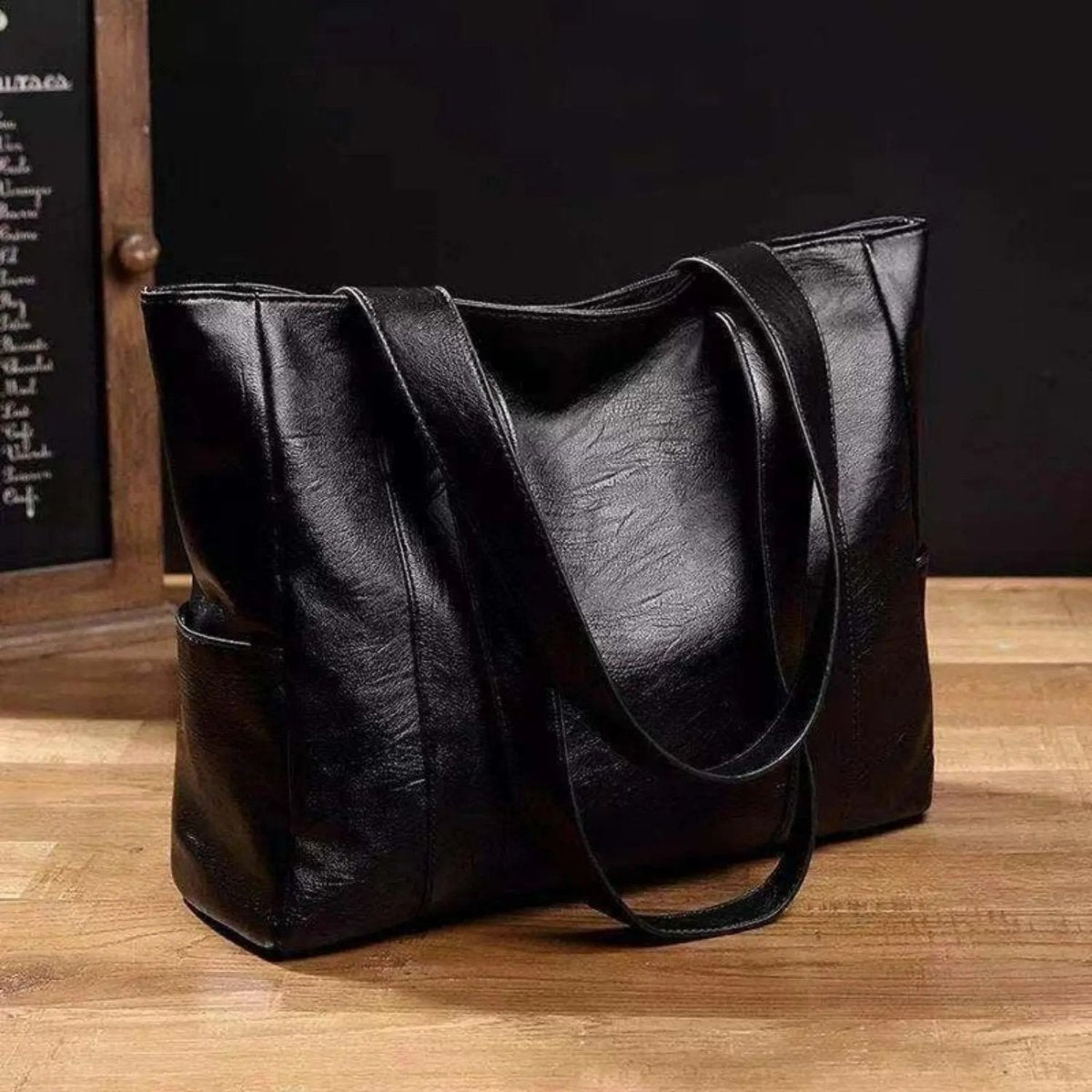 VINTARIS – Elegante Lederschultertasche mit Retro-Touch und glatter Oberfläche