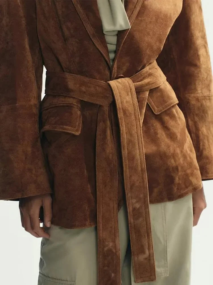 HerbstEleganz Damen Wildlederjacke – Beschichtetes Modell mit Gürtel und Taschen