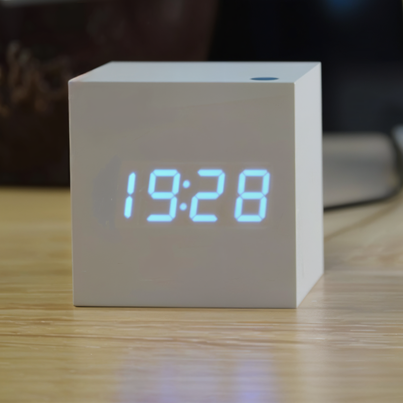 Elegante Digitale LED-Uhr aus Holz