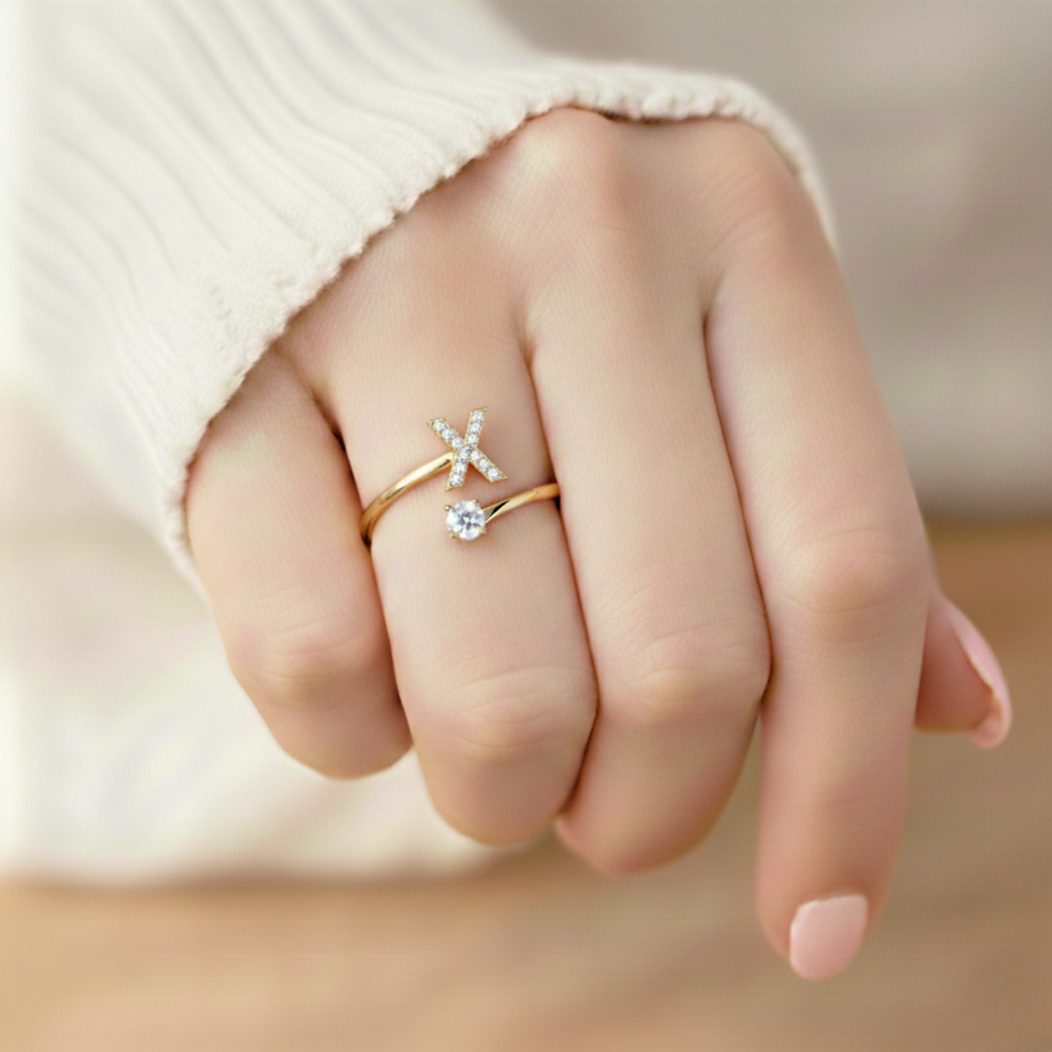 MonoCharm | Verstellbarer Initialring Classic mit Geschenkbox und Kartenbotschaft