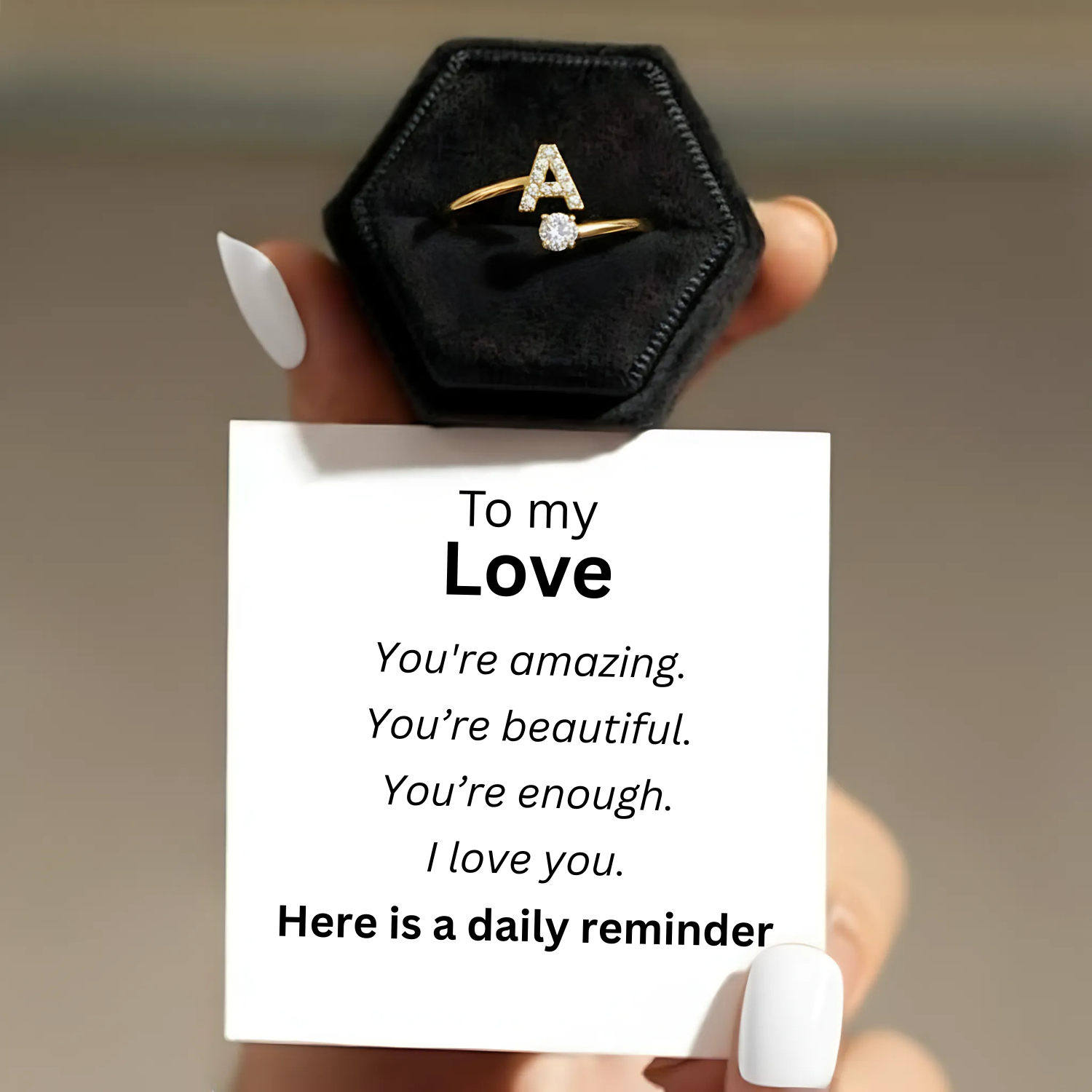 MonoCharm | Verstellbarer Initialring Classic mit Geschenkbox und Kartenbotschaft