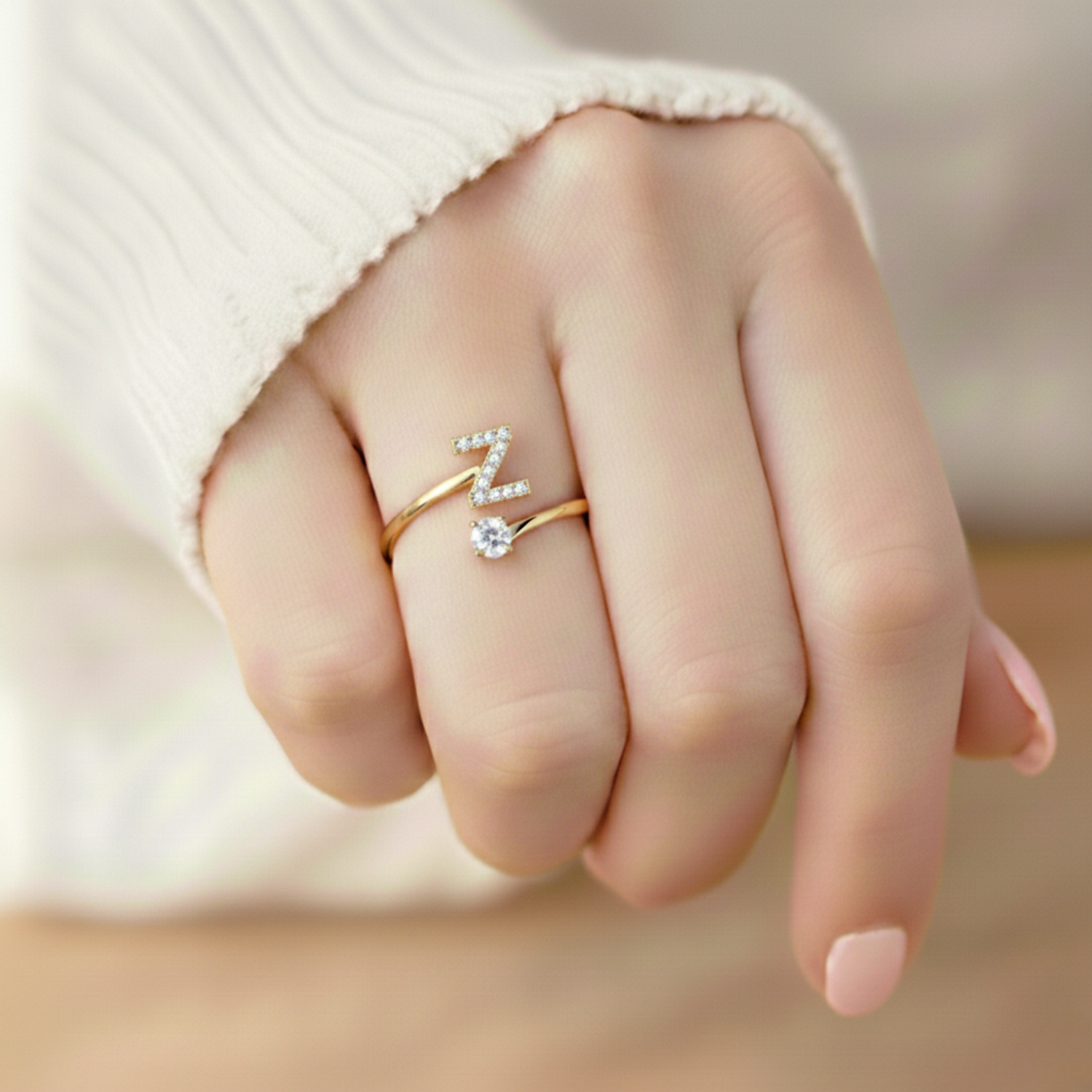 MonoCharm | Verstellbarer Initialring Classic mit Geschenkbox und Kartenbotschaft