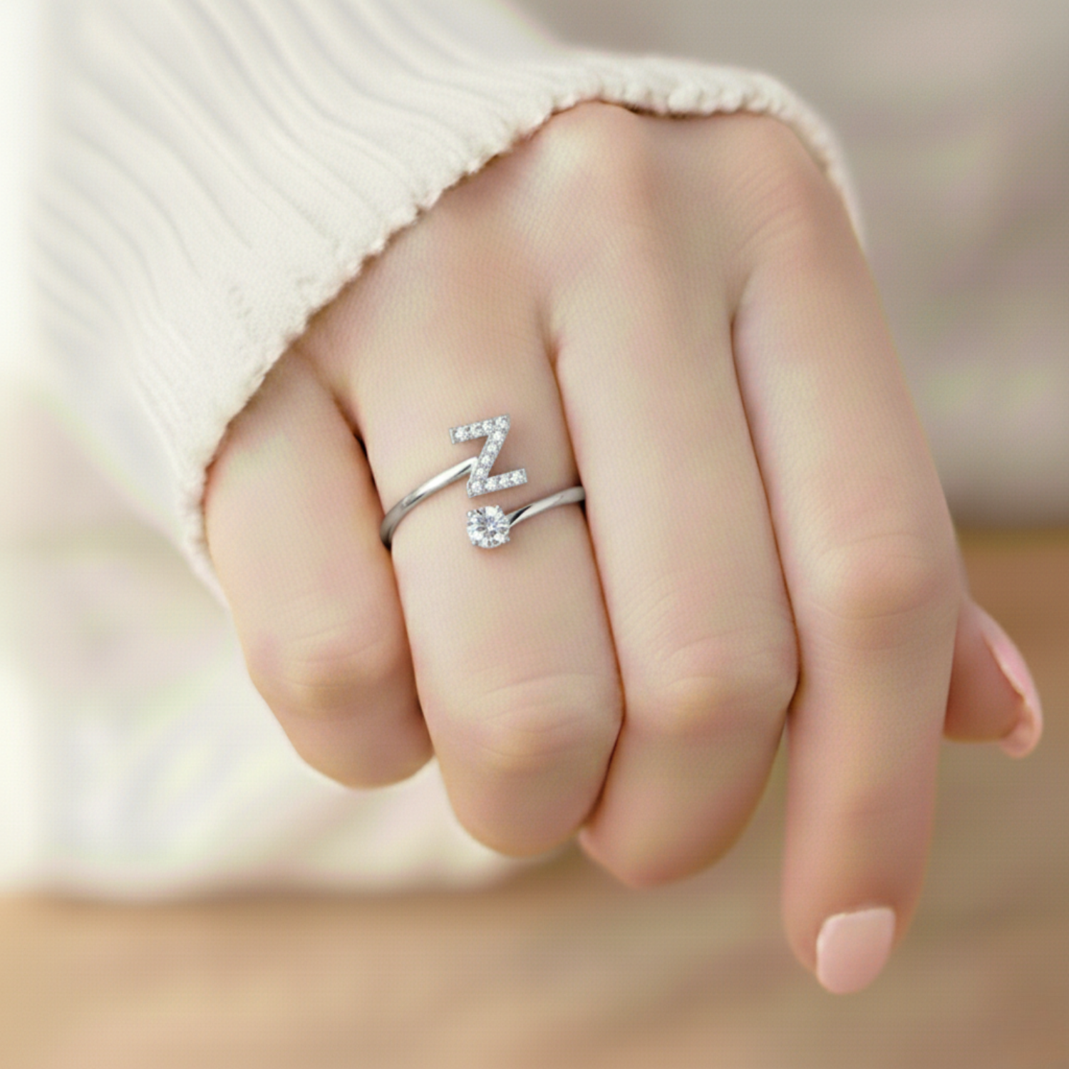 MonoCharm | Verstellbarer Initialring Classic mit Geschenkbox und Kartenbotschaft