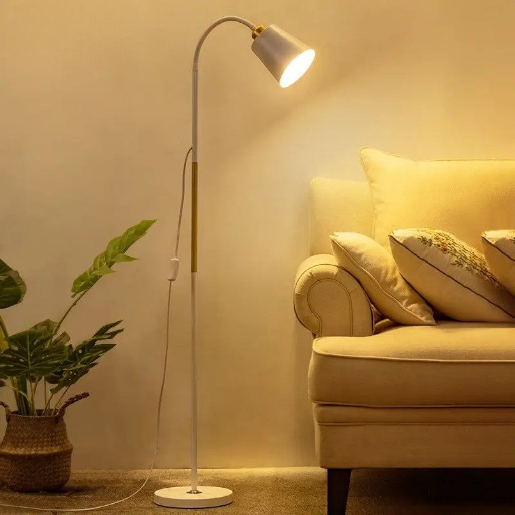 Verstellbare Stehlampe mit Neigbarem Lampenkopf – Funktionale Leselampe
