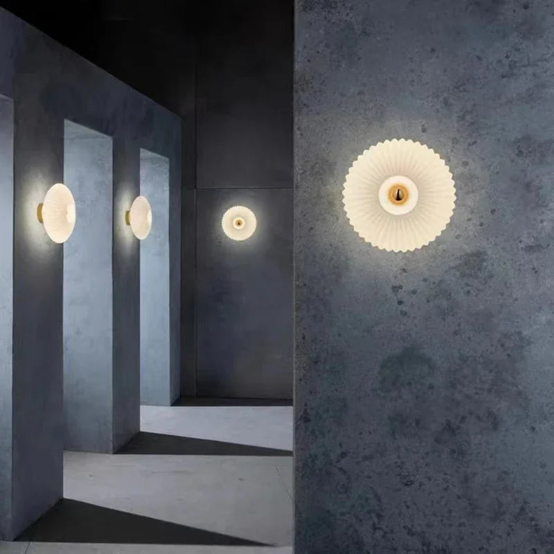 AuraFlow – Moderne Glas-Wandleuchte mit gewelltem Schirm