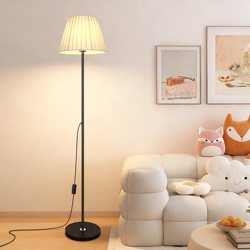 Stehlampe mit Stoffschirm, skandinavisches Design