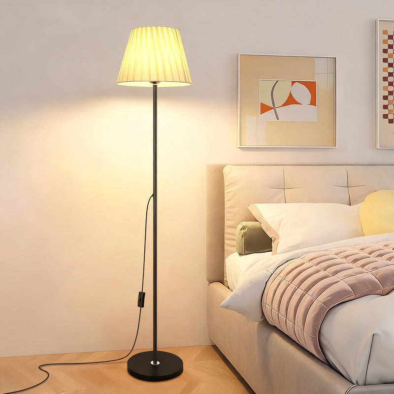 Stehlampe mit Stoffschirm, skandinavisches Design