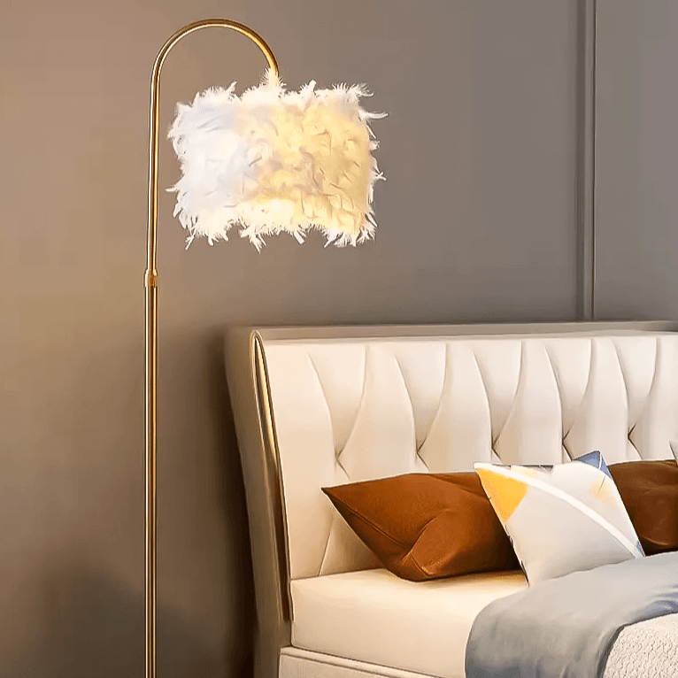 Veren Stehlampe – Elegante Stehlampe mit Dekorativen Federn