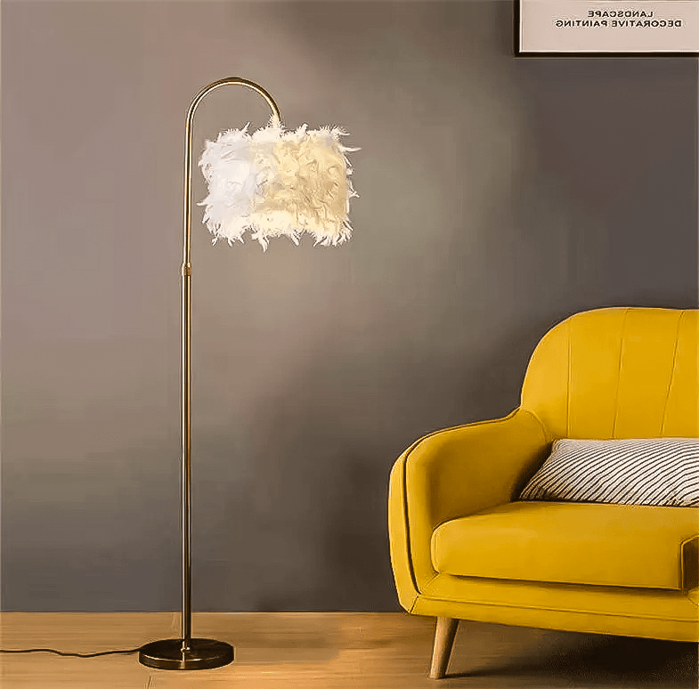 Veren Stehlampe – Elegante Stehlampe mit Dekorativen Federn