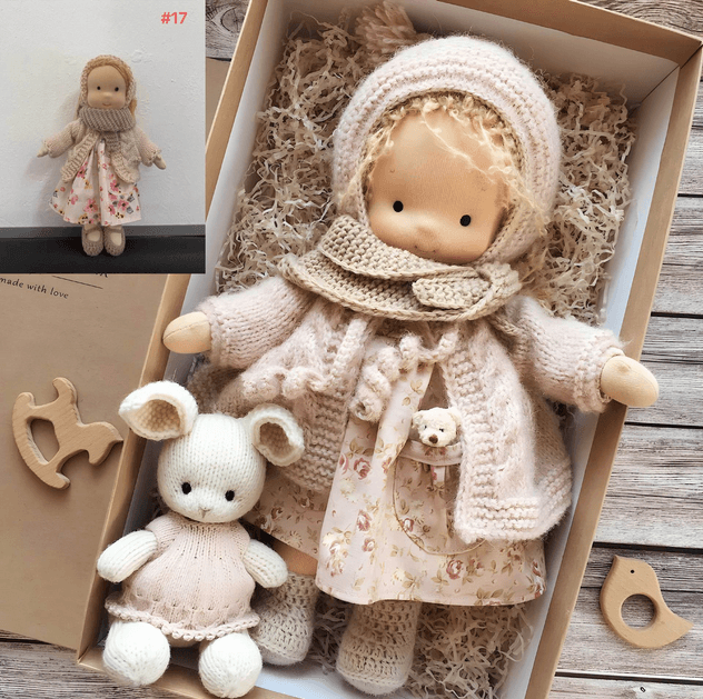 Handgefertigte Winter-Waldorf-Kuschelpuppe – Poppi