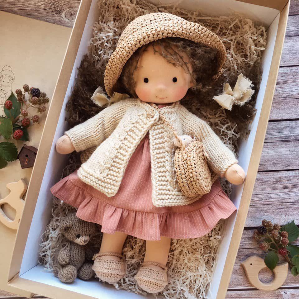 Handgefertigte Winter-Waldorf-Kuschelpuppe – Poppi