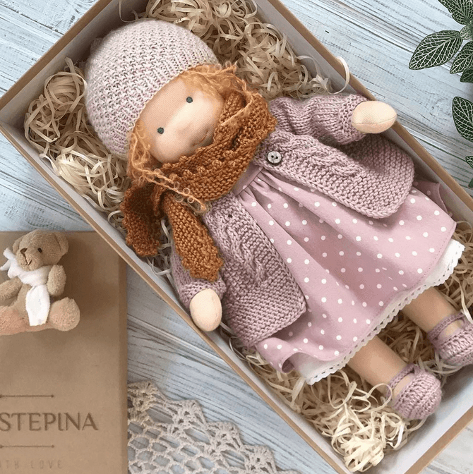 Handgefertigte Winter-Waldorf-Kuschelpuppe – Poppi