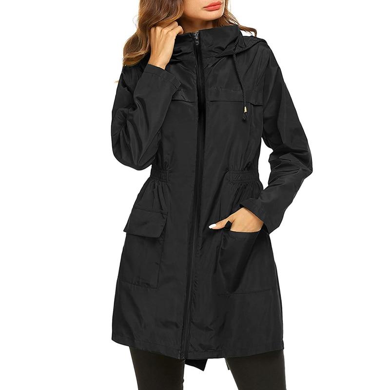 Taillierte Wasserdichte Damenjacke mit Kapuze und Praktischen Taschen