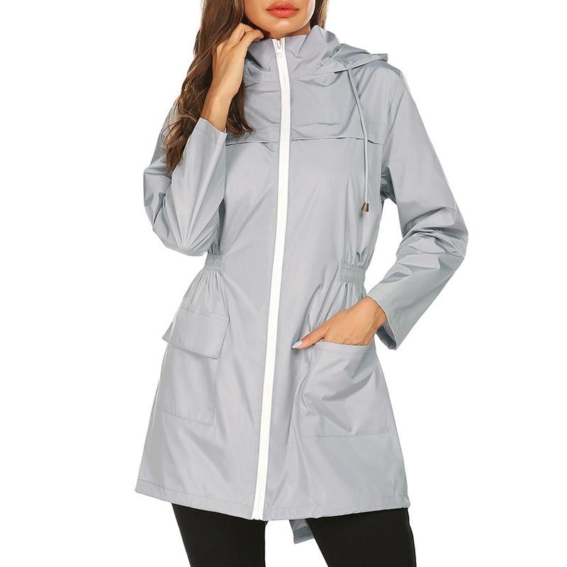 Taillierte Wasserdichte Damenjacke mit Kapuze und Praktischen Taschen