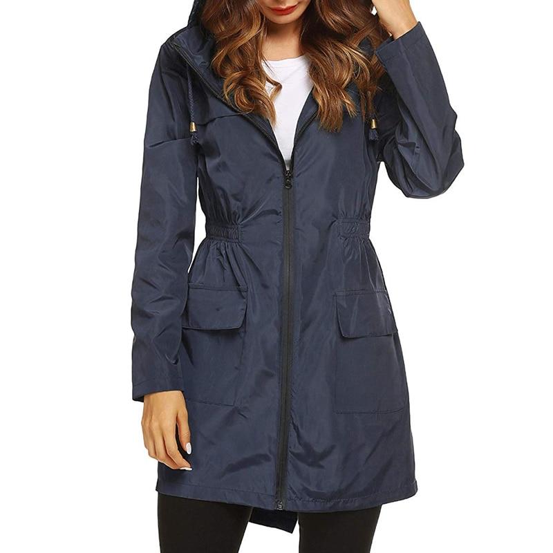 Taillierte Wasserdichte Damenjacke mit Kapuze und Praktischen Taschen