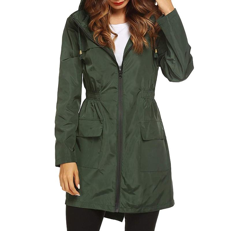 Taillierte Wasserdichte Damenjacke mit Kapuze und Praktischen Taschen