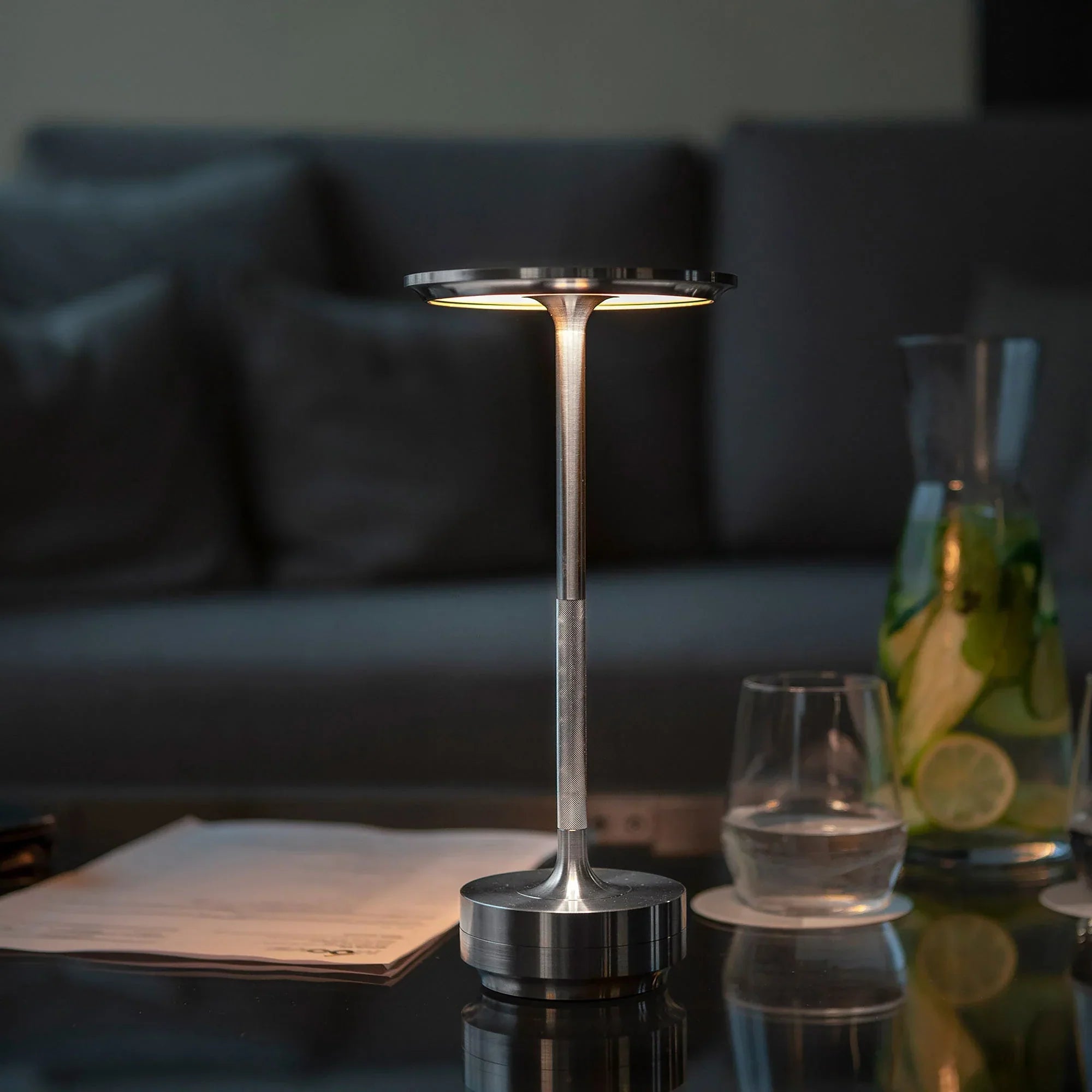 Moderne Messing-Kegel-LED-Akku-Tischlampe 1-Licht