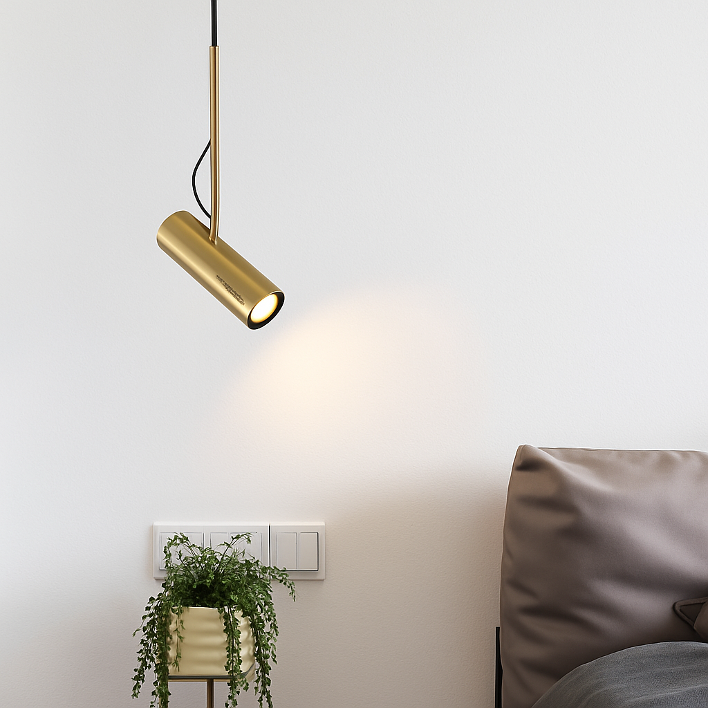 Design-Hängelampe mit schwenkbarem Spot und goldenem Stab