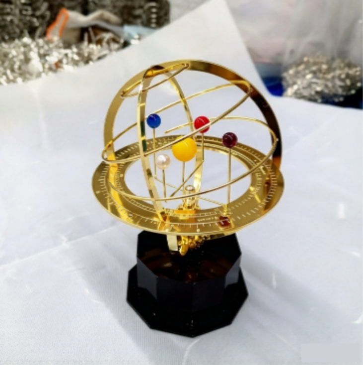 KosmosMaster Grand Orrery – Handgefertigtes Modell des Sonnensystems mit 28 Monden und 9 Planeten