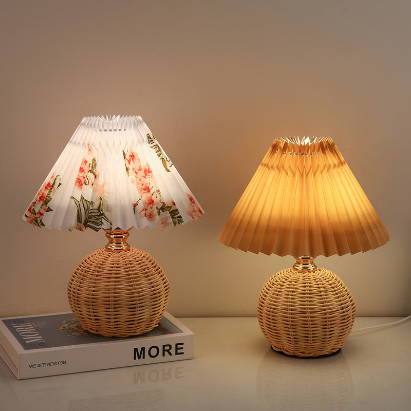Nordic Rattan Faltstoff Kegelform LED Tischlampe 1-Lampe